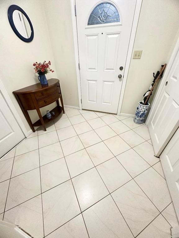 6 Tamarack Ln Unit 6, Peabody, MA 01960 - foyer featuring light tile patterned floors and baseboards
