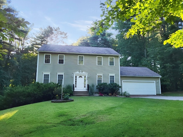 colonial inspired home featuring a front lawn