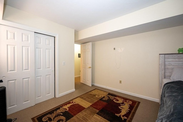 bedroom featuring carpet floors, baseboards, and a closet