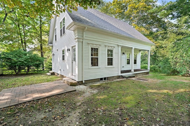 back of house featuring a yard