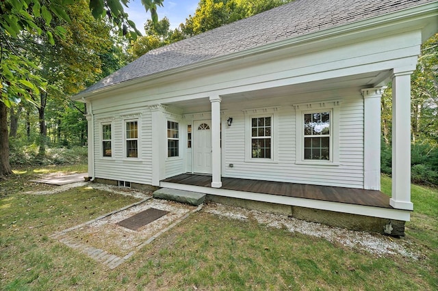 view of front of home featuring a front lawn