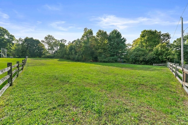 view of yard featuring a rural view