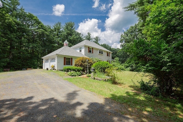 view of front of home featuring a front yard and a garage