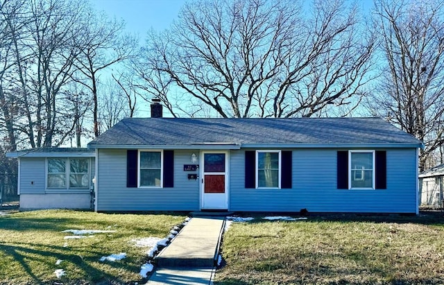 view of front of property featuring a front yard