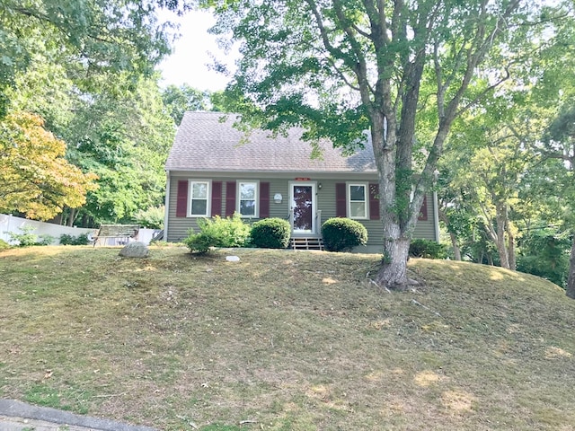 view of front of property featuring a front lawn