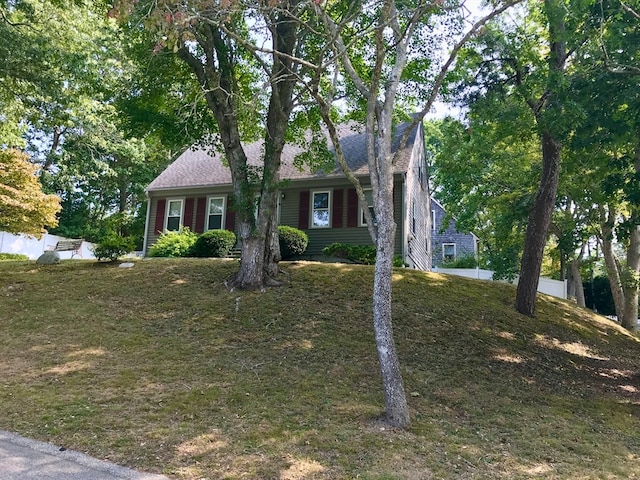 view of front of house featuring a front lawn