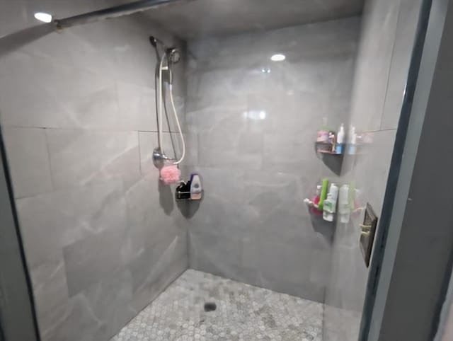 full bathroom featuring a tile shower