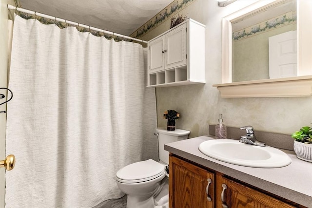 bathroom featuring a shower with shower curtain, toilet, and vanity