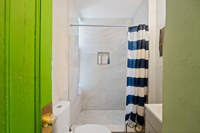 bathroom with toilet and tiled shower