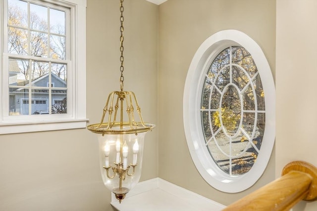 room details featuring a chandelier