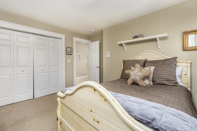 bedroom featuring carpet flooring and a closet