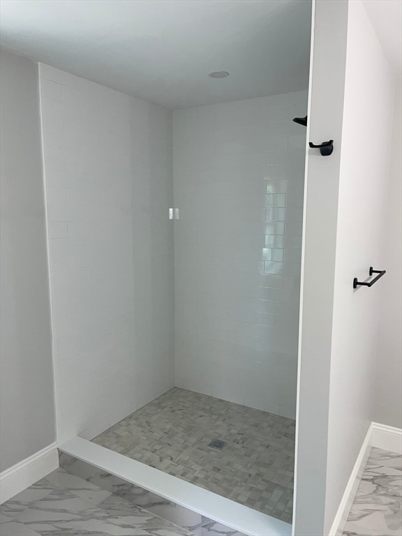 bathroom featuring a tile shower