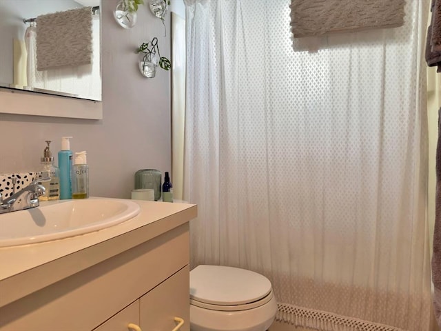 full bathroom with toilet, curtained shower, and vanity