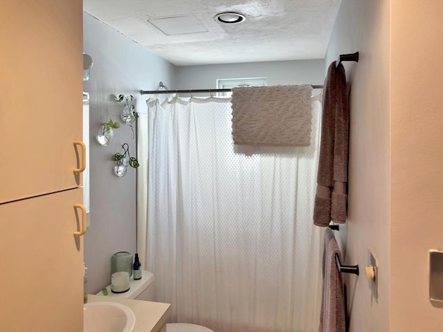 full bath with toilet, a shower with curtain, and vanity