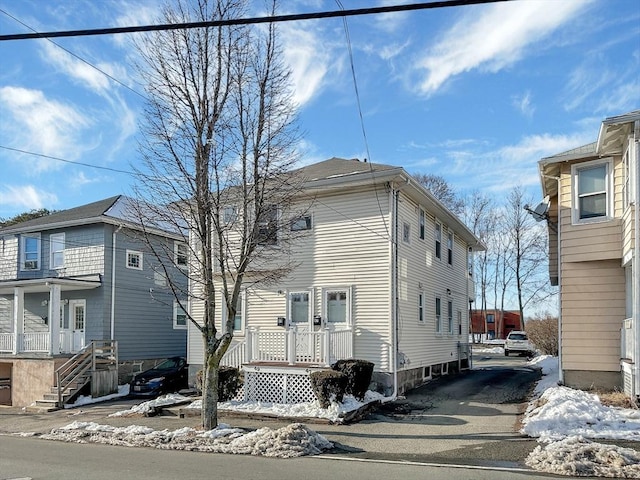 view of front of property with aphalt driveway