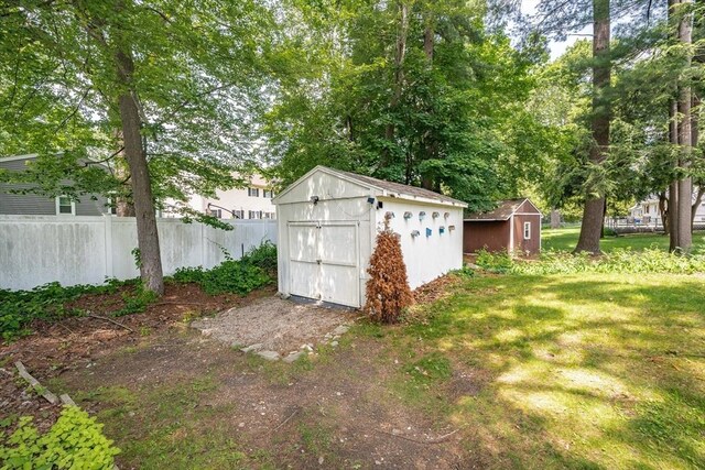 226 Dutchess St, Springfield, MA 01129 - view of yard with a detached garage