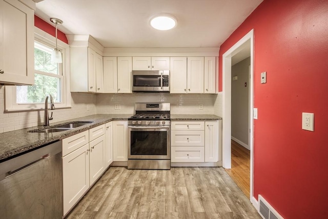 226 Dutchess St, Springfield, MA 01129 - kitchen with stainless steel appliances, a sink, light wood-type flooring, and tasteful backsplash