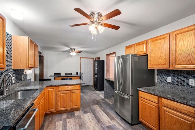 43 Outlook Rd, Billerica, MA 01862 - kitchen featuring stainless steel appliances, a ceiling fan, decorative backsplash, and a peninsula