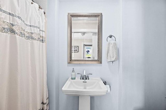 full bathroom featuring a sink and a shower with shower curtain