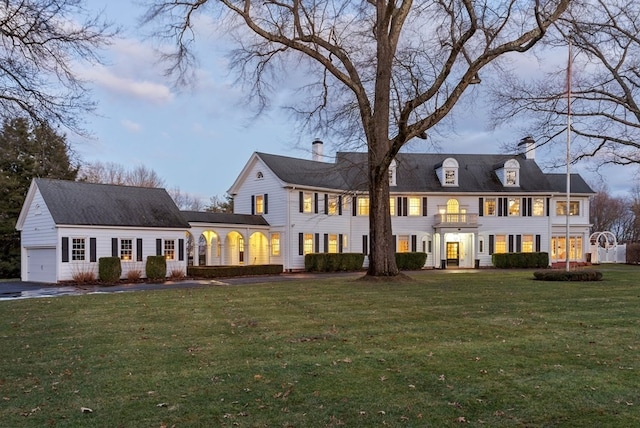 view of front of house featuring a front lawn and a garage