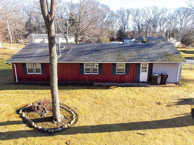 view of front facade with a front yard