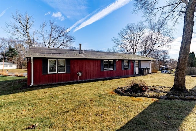 view of front of home featuring a front lawn