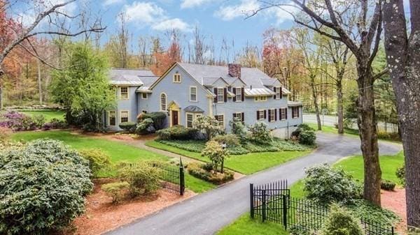 view of front of property featuring a front yard and fence