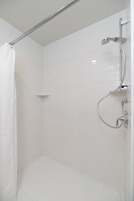 bathroom with curtained shower