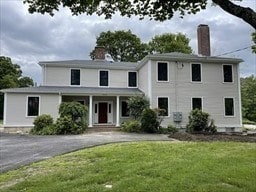 view of front of property featuring a front lawn