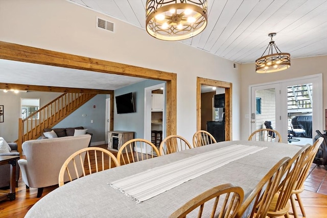 dining space with visible vents, plenty of natural light, and a notable chandelier