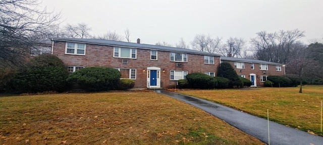 view of front of home featuring a front yard