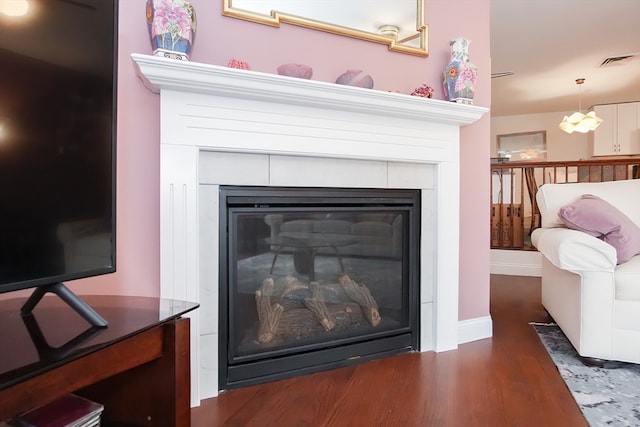 interior details with hardwood / wood-style floors