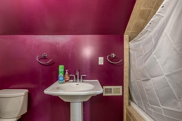 26 Hawthorne St, Brockton, MA 02301 - bathroom featuring toilet and tiled shower / bath