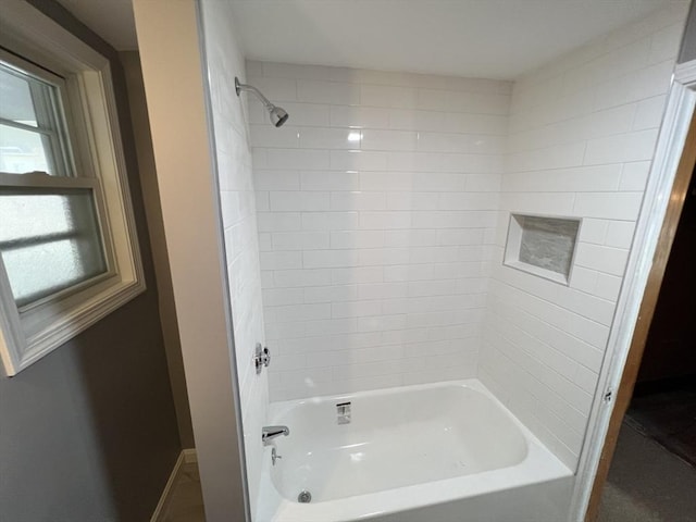 bathroom featuring tiled shower / bath combo