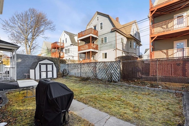 view of yard with a storage shed