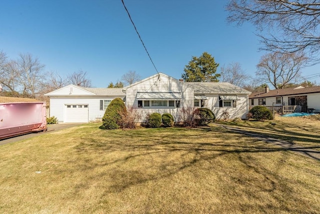 view of front of property featuring a front lawn and an attached garage