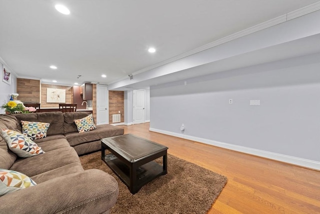 living area with visible vents, light wood-style flooring, recessed lighting, crown molding, and baseboards