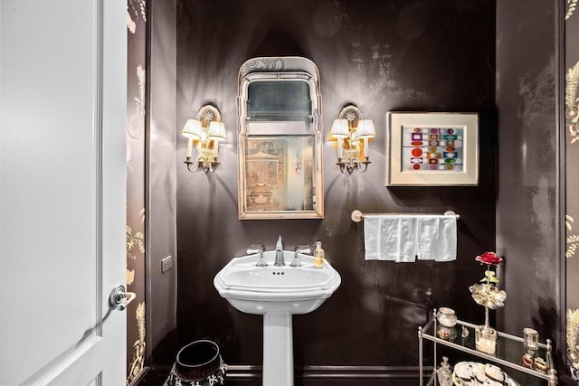 bathroom featuring a sink