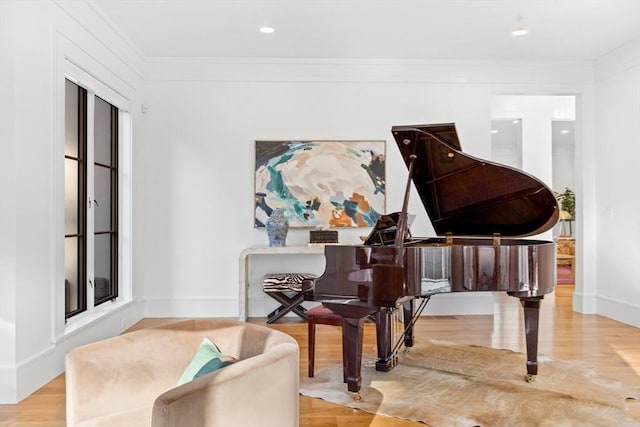 living area with light wood-style flooring, baseboards, crown molding, and recessed lighting