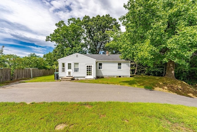 view of front of property featuring a front yard