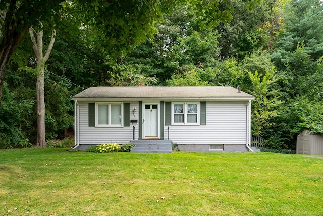 view of front of house featuring a shed and a front lawn