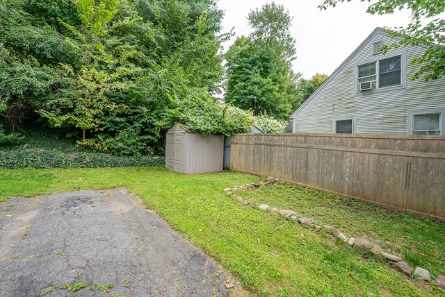 view of yard with a storage shed