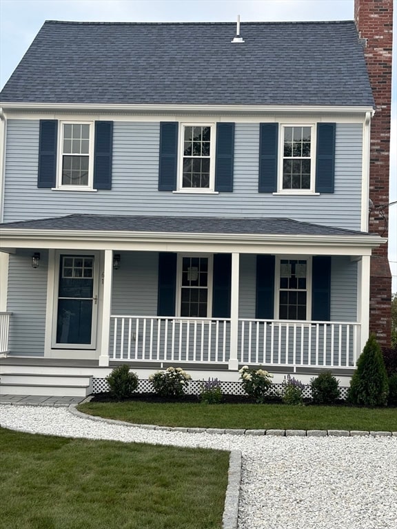 view of front facade featuring a front yard and covered porch