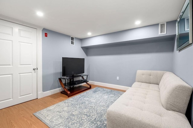 living room featuring recessed lighting, wood finished floors, visible vents, and baseboards