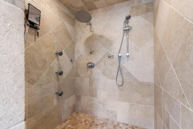 full bath with tiled shower