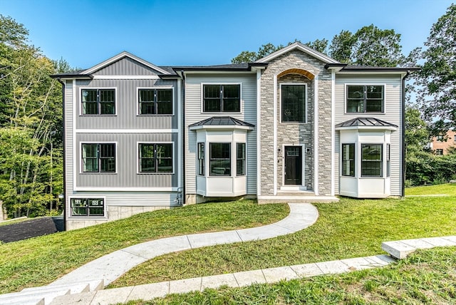 view of front of property featuring a front lawn