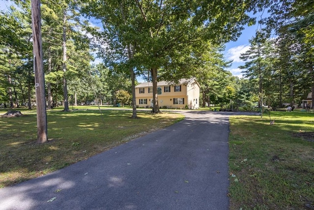 view of front of property featuring a front lawn