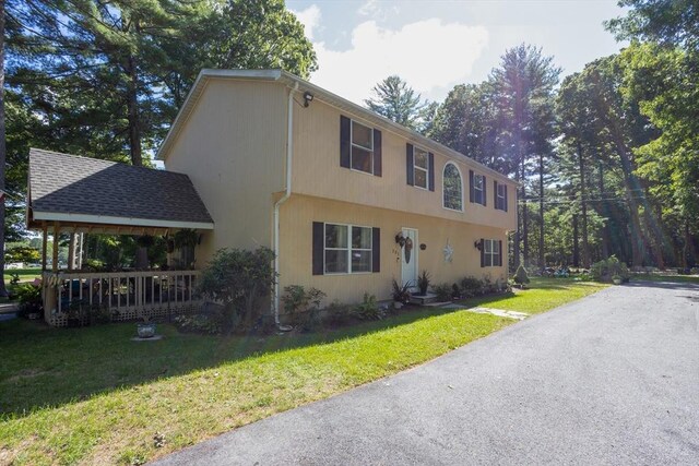 view of front facade featuring a front yard