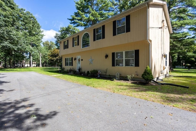 view of front of property with a front yard