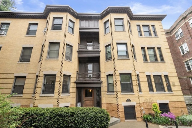 view of apartment building / complex
